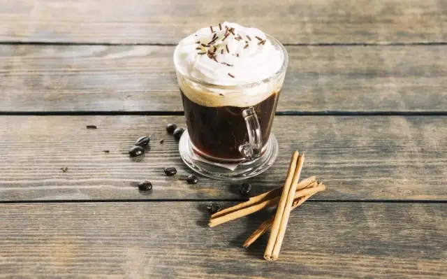 Kawa po irlandzku: Historia, przepis i sekrety Joe Sheridana