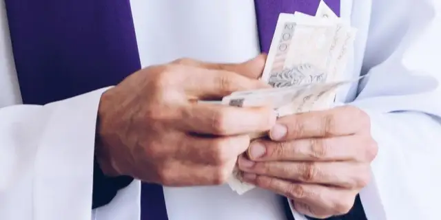 Zarobki księży w Polsce: Ile naprawdę zarabiają duchowni?