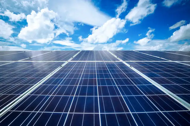 Jak działa elektrownia słoneczna i dlaczego warto ją poznać