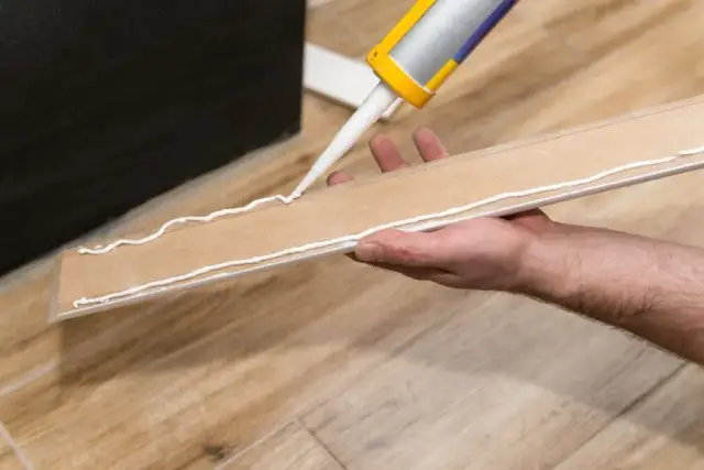 Czym przykleić listwy drewniane do ściany, aby uniknąć problemów?