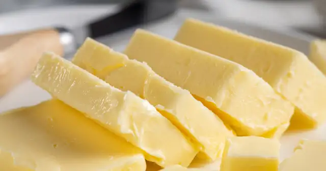 Ile kalorii ma masło roślinne? Zaskakujące różnice w kaloryczności