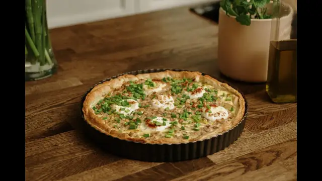 Pyszna tarta z porem i kozim serem - prosty przepis na obiad