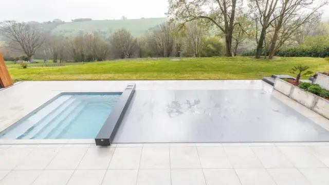 Czym przykryć basen ogrodowy? Sprawdź najlepsze opcje i koszty