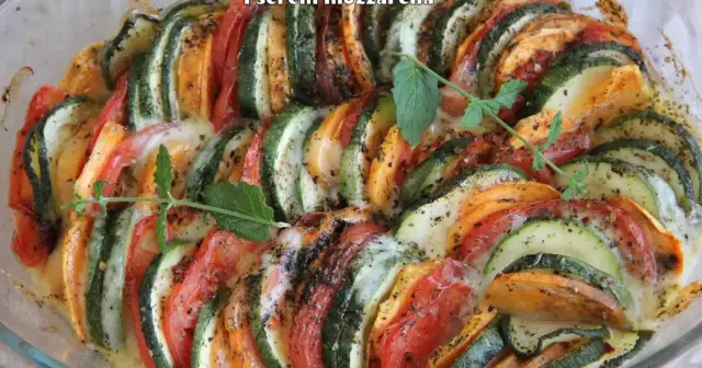 Proste przepisy na zapiekankę z batatów i cukinii, które zachwycą