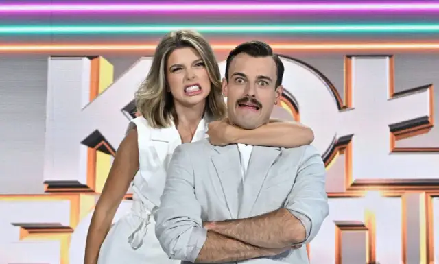 Kto ubiera prowadzących „Koło Fortuny”? Odkryj ich styl!