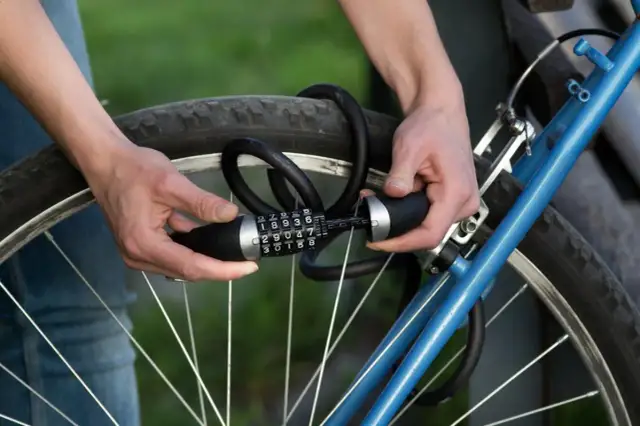 Jak ustawić zapięcie do roweru na szyfr i uniknąć problemów z kodem