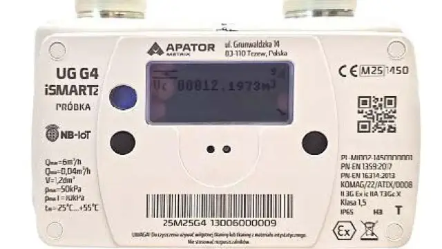 Biały licznik gazu Apator iSMARTz z wyświetlaczem pokazującym stan licznika i kodem QR.