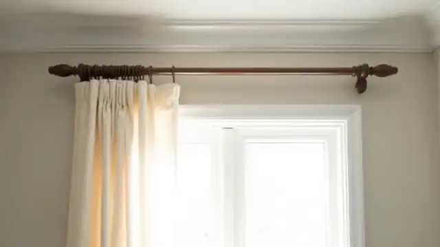 Karnisz mocowany do sufitu - czy warto wybrać ten sposób montażu?