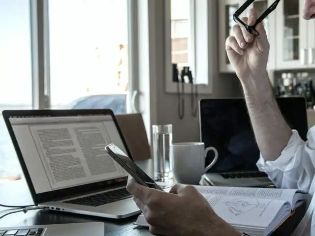 Jak podłączyć telefon do monitora? Zmień smartfon w komputer!