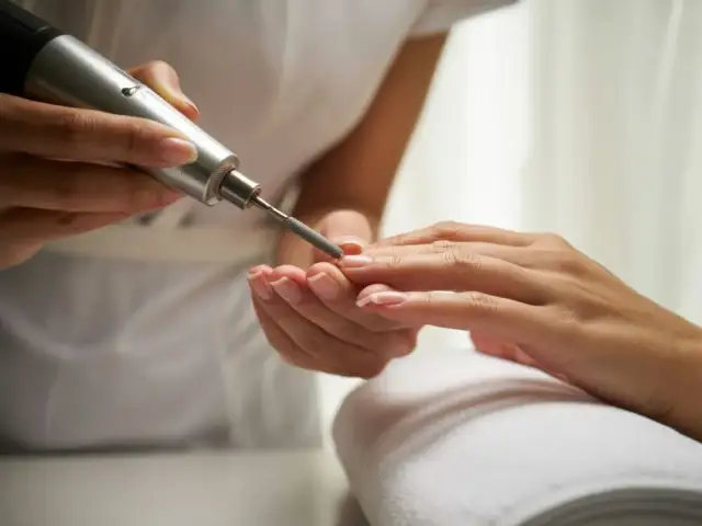 Frezarka do paznokci: Kompletny przewodnik. Bezpiecznie i efektywnie!