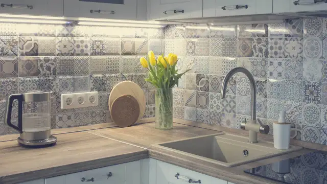 Jakie fugi do kuchni wybrać, aby uniknąć problemów z wilgocią?