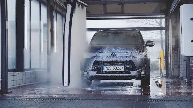 Myjnia bezdotykowa: Lśniące auto bez zacieków? Poznaj sekrety!