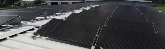 Panele Full Black czy zwykłe – co wybrać dla lepszej efektywności?