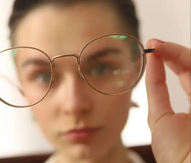 Grube szkła? Idealne oprawki i triki, by wyglądały lekko