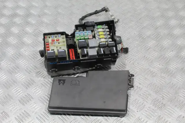 Gdzie są bezpieczniki ford kuga mk1? Odkryj kluczowe lokalizacje fuses