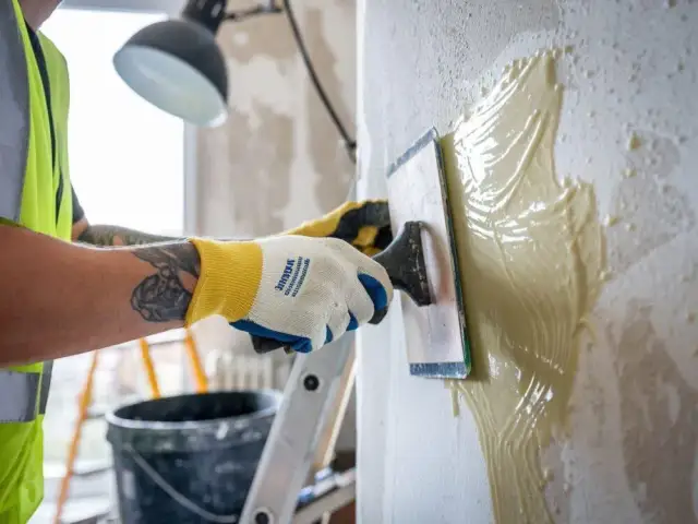 Czym pomalować tynk mineralny, aby uniknąć problemów z trwałością?