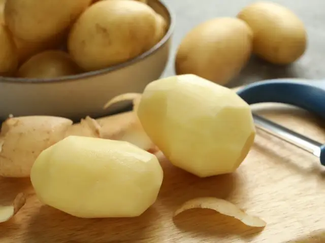 Surowe ziemniaki dla ptaków? Sprawdź, dlaczego to śmiertelne ryzyko