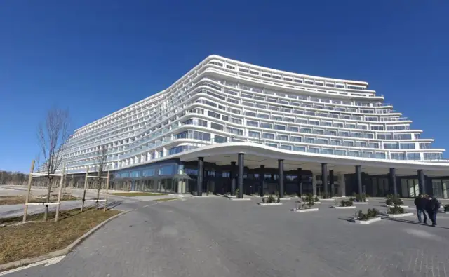 Nowe, nowoczesne skrzydło hotelu Gołębiewski w Pobierowie z tarasami i przeszklonym parterem, gotowe na otwarcie.