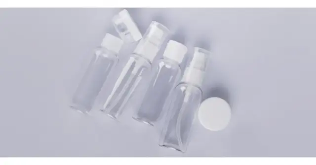 Czy kosmetyki muszą być w przezroczystym opakowaniu podczas podróży?