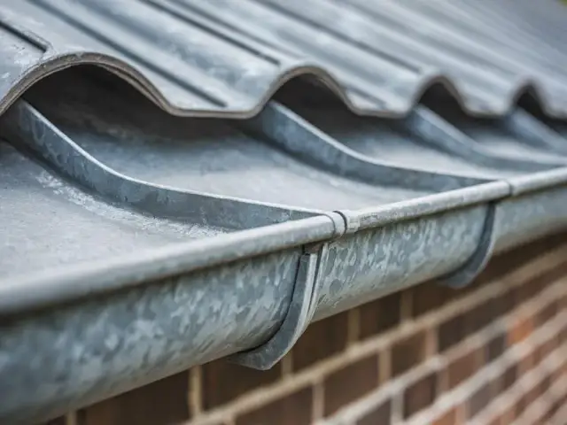Jak naprawić rynny ocynkowane i uniknąć kosztownych napraw