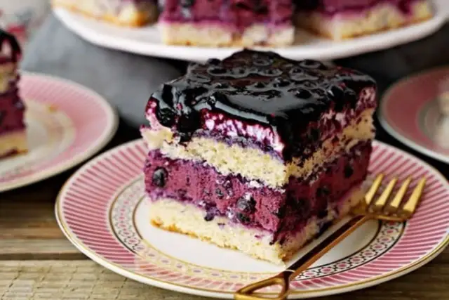 Pyszny przepis na ciasto z kremem i jagodami, które zachwyci gości