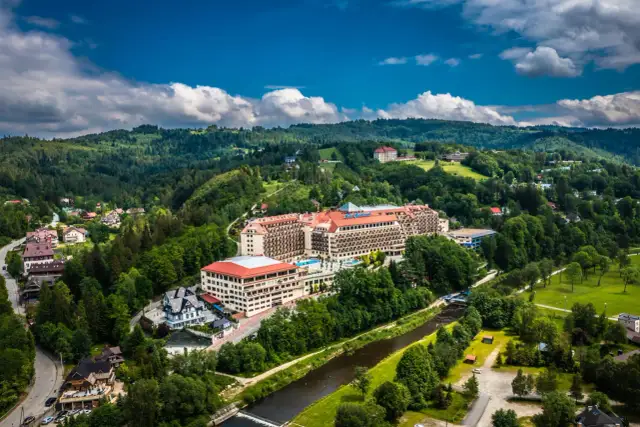 Ile kosztuje obiad w hotelu Gołębiewskim? Sprawdź ceny i zniżki