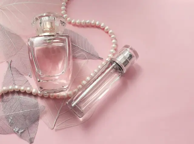 Czym się różni woda perfumowana od toaletowej? Odkryj kluczowe różnice