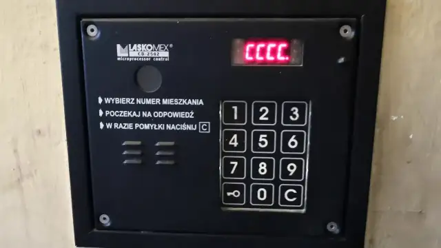 Jak otworzyć domofon Fermax kodem? Praktyczny przewodnik krok po kroku