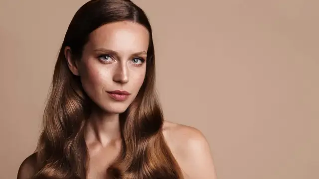 Skuteczne domowe sposoby na wygładzanie włosów i redukcję frizu