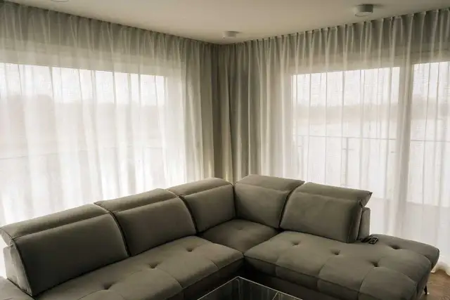 Jaki karnisz na okno narożne? Odkryj najlepsze rozwiązania i porady