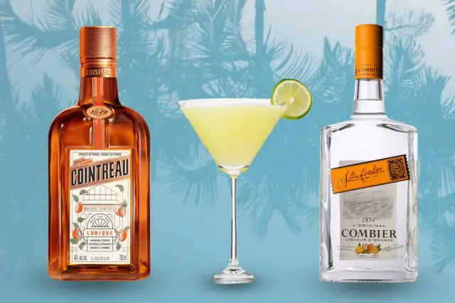 Cointreau kontra Triple Sec w koktajlach: pomarańczowy likier Cointreau i przezroczysty Combier obok drinka z limonką.