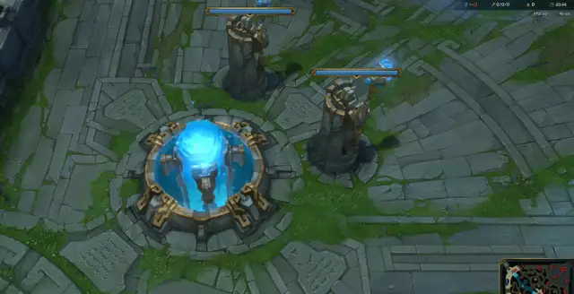 Widok z lotu ptaka na mapę gry League of Legends z wieżami i niebieskim kryształem.