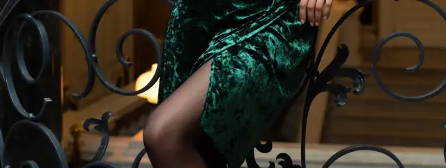 Jakie rajstopy do granatowej sukienki na wesele? Wybierz idealne!