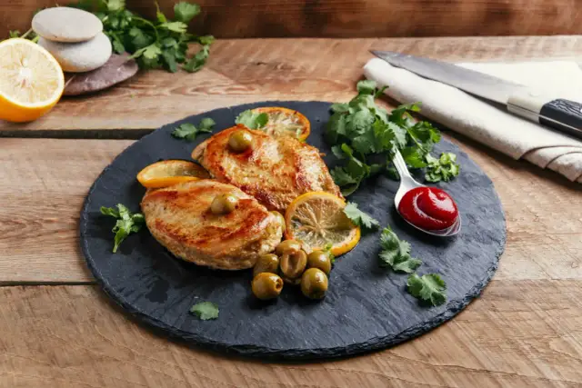 Jak długo piec pierś z kurczaka, aby była soczysta i bezpieczna?