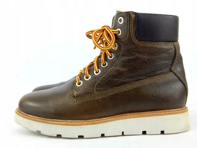 Brązowy, skórzany but zimowy z żółto-czerwonymi sznurówkami. Czy to bullboxer co to za firma?