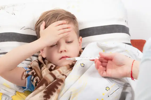 Kiedy podać niemowlakowi lek na gorączkę? Ważne wskazówki dla rodziców