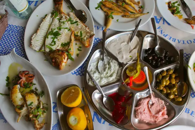 Pyszne jedzenie na Cyprze: grillowana ryba, kalmary, ośmiorniczki, oliwki i dipy.