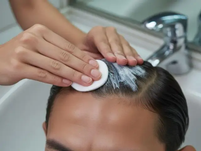 Jak zmyć farbę do włosów ze skóry? Domowe sposoby krok po kroku