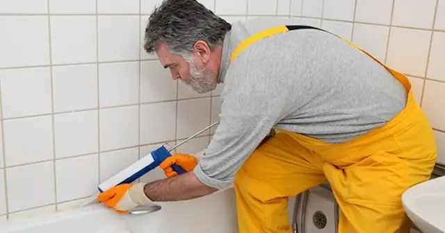 Jak wymienić silikon w brodziku, aby uniknąć przecieków i problemów