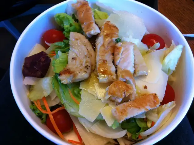 Ile kosztuje sałatka premium w McDonald's? Zaskakujące ceny i smaki