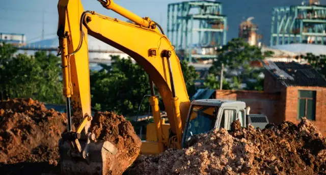 Wynajem koparki gąsienicowej: Koszt, czynniki i ukryte opłaty