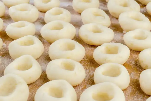 Kluski śląskie z dziurką: Jak zrobić puszyste i bez błędów?