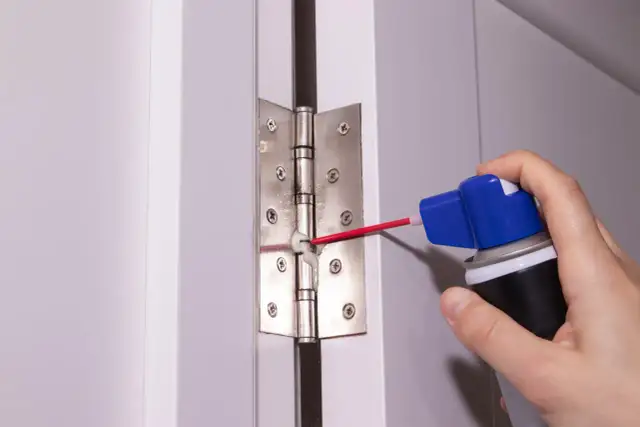 Koniec z czarnym brudem! Czym smarować zawiasy drzwi, by były czyste?