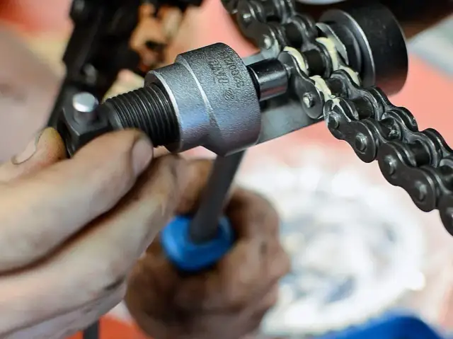 Rozkuwanie łańcucha motocyklowego: Profesjonalnie czy garażowo?