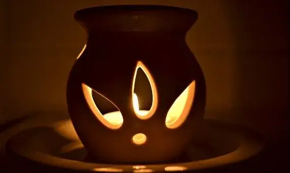 Jak używać wosku do kominka: proste kroki i cenne wskazówki