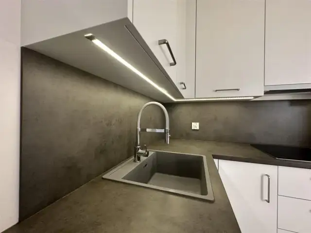 Biała kuchnia z szarym blatem: Płytki, które odmienią Twoje wnętrze