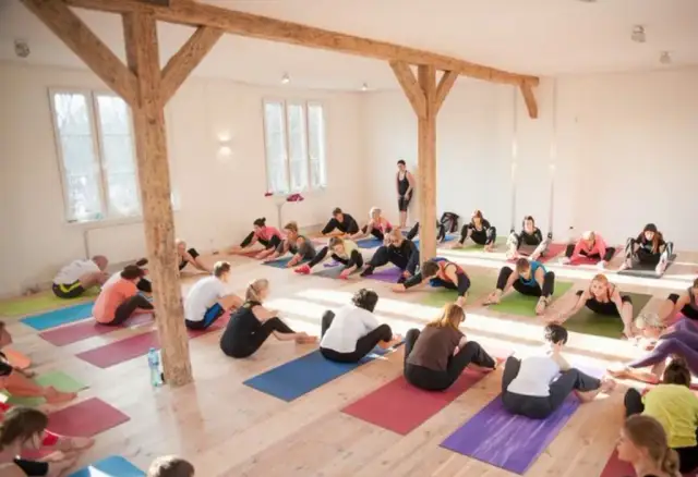 Jak zostać instruktorem jogi - kluczowe kroki i wymagania, które musisz znać