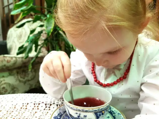 Jaka herbata dla rocznego dziecka? Bezpieczne napoje, które pokochasz