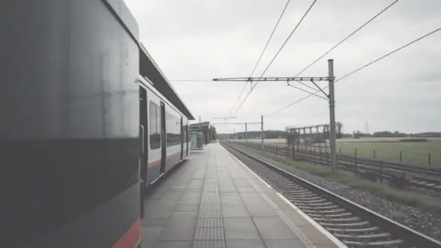 Jak dojechać do Jastrzębiej Góry pociągiem? Sprawdź trasy i połączenia