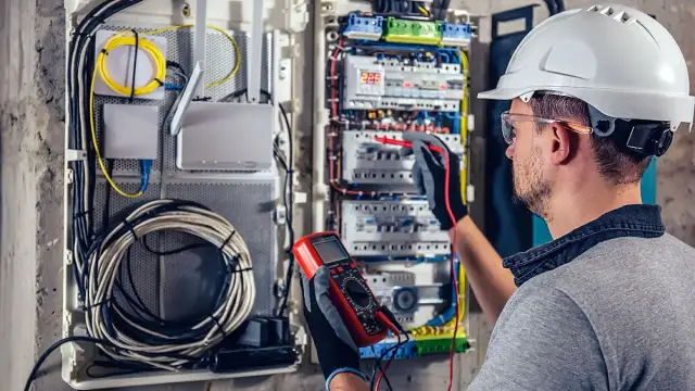 Jak zostać elektrykiem po liceum? Twój przewodnik do zawodu z przyszłością.